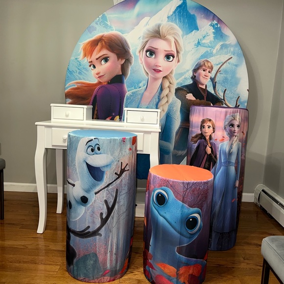 Frozen Round Backdrop & 3 pillars fabric in great condition. 
Anna, Elsa, Olaf, - Picture 2 of 2